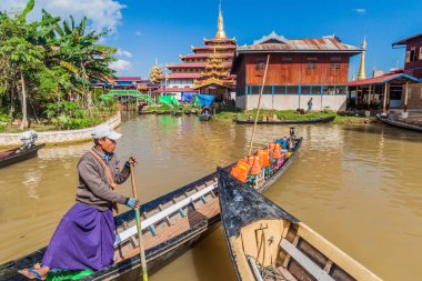 Inle, Myanmar - 28 Kasım 2016: Inle gölü, Myanmar'da bir köyde manastır ve tekneler