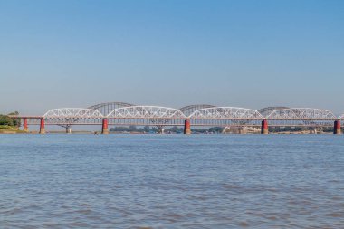 Ava (Inwa) ve Sagaing (Yadanabon) Köprüler Mandalay, Myanmar yakınlarındaki Sagaing Irrawady (Ayeyarwady) nehri geçerken