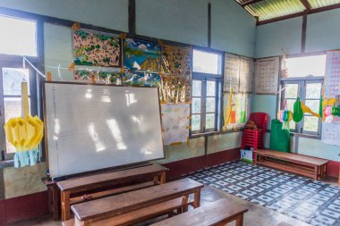 Hsipaw, Myanmar - 1 Aralık 2016: Hsipaw, Myanmar yakınlarındaki bir köy okulunun içi