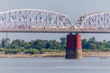 Ava (Inwa) Mandalay yakınlarındaki Sagaing Irrawady (Ayeyarwady) nehri geçerken köprü, Myanmar