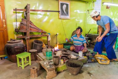 Inle, Myanmar - 28 Kasım 2016: Inle lake, Myanmar'da bir köyde Silversmith atölyesi