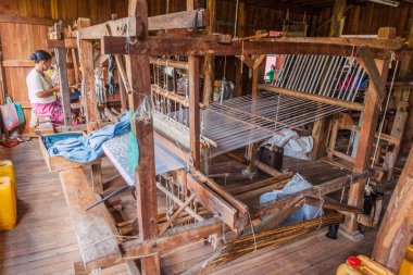 Inle, Myanmar - 28 Kasım 2016: Myat Pwint Chel dokuma atölyesi Inn Paw Khone köyünde Inle gölünde looms, Myanmar
