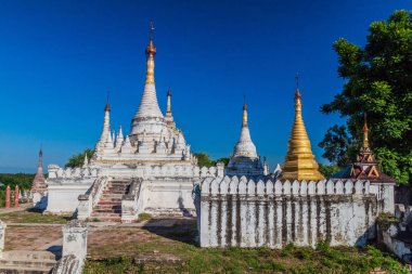 Mandalay, Myanmar yakınlarındaki Inwa (Ava) antik kentindeki Maha Aungmye Bonzan Manastırı'nda pagodalar