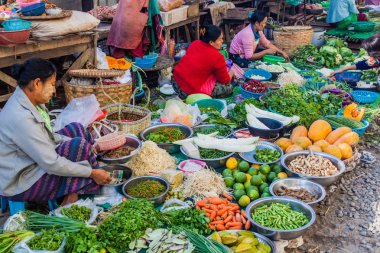 Mandalay, Myanmar - 5 Aralık 2016: Mandalay, Myanmar'da sebze pazarı