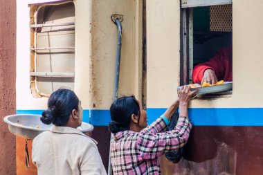 Gökteik, Myanmar - 30 Kasım 2016: Gokteik (Gök Teik) viyadüğü yakınlarındaki bir tren istasyonunda gıda satıcıları, Myanmar