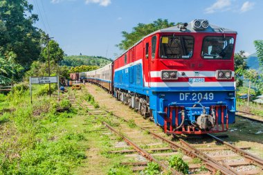 Gökteik, Myanmar - 30 Kasım 2016: Gokteik (Gök Teik) viyadüğü yakınlarındaki yerel bir istasyonda tren, Myanmar