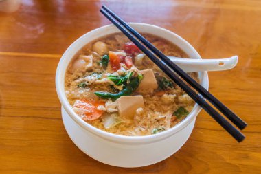 Pyin Oo Lwin, Myanmar'da bir restoranda tofu ile sebze çorbası