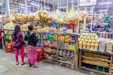 Myanmar - 23 Kasım 2016: Myanmar'da otoyol dinlenme alanı restoran ve mağazası