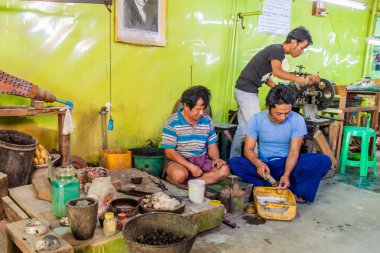 Inle, Myanmar - 28 Kasım 2016: Inle lake, Myanmar'da bir köyde Silversmith atölyesi