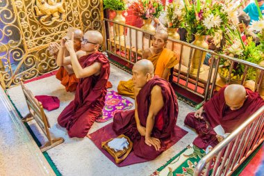 Mandalay, Myanmar - 4 Aralık 2016: Mandalay, Myanmar'daki Mahamuni Buddha Tapınağı'ndaki Budist rahipler