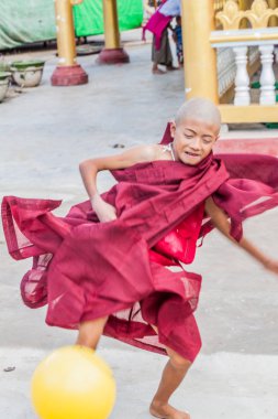 Inle, Myanmar - 28 Kasım 2016: Budist acemi ler Myanmar'ın Inle gölündeki Alodaw Pauk Pagoda'da topla oynuyor