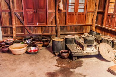 Inle, Myanmar - 28 Kasım 2016: Myanmar'ın Inle gölündeki inn Paw Khone köyünde ki dokuma atölyesinde çeşitli renklendiriciler