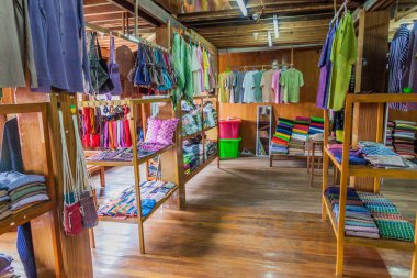 Inle, Myanmar - 28 Kasım 2016: Myat Pwint Chel dokuma atölyesi Inn Paw Khone köyünde, Inle gölünde hediyelik eşya mağazası, Myanmar