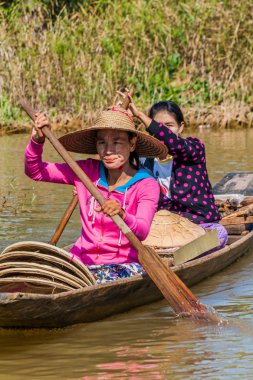 Inle, Myanmar - 28 Kasım 2016: Inle gölünde teknede yerel kadınlar, Myanmar