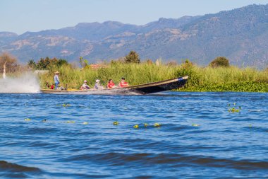 Inle, Myanmar - 26 Kasım 2016: Inle gölünde teknede turistler, Myanmar