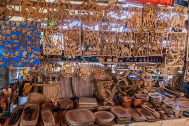 Inle, Myanmar - 28 Kasım 2016: Inle gölünde ağaç oyma hatıra tezgahı, Myanmar