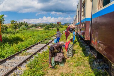 Naung Peng, Myanmar - 30 Kasım 2016: Gokteik viyadüğü yakınlarındaki Naung Peng tren istasyonunda gıda satıcıları, Myanmar