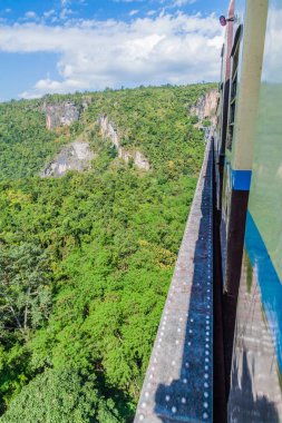 Mandalay demiryolu hattı üzerinde Gökteik (Gök Teik) viyadüğü nden geçen bir trenden manzara - Hsipaw, Myanmar