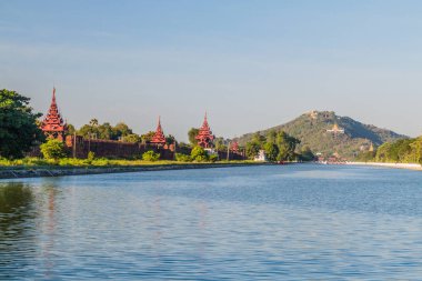 Mandalay Kalesi'nin hendek, köprü, duvar ve kuleleri, arka planda Mandalay tepesi, Myanmar