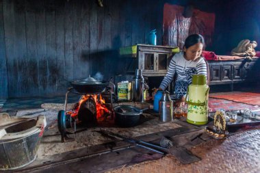Hsipaw, Myanmar - 1 Aralık 2016: Hsipaw, Myanmar yakınlarındaki bir köy evinde şömine