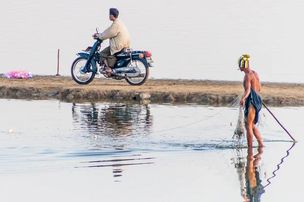 Mandalay Myanmar Diciembre 2016 Pescador Motociclista Lago Taungthaman Amarapura Cerca — Foto de Stock