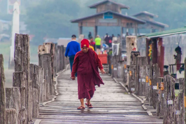 Mandalay Myanmar Prosince 2016 Buddhistický Mnich Přejezd Mostě Nad Taungthamanským — Stock fotografie