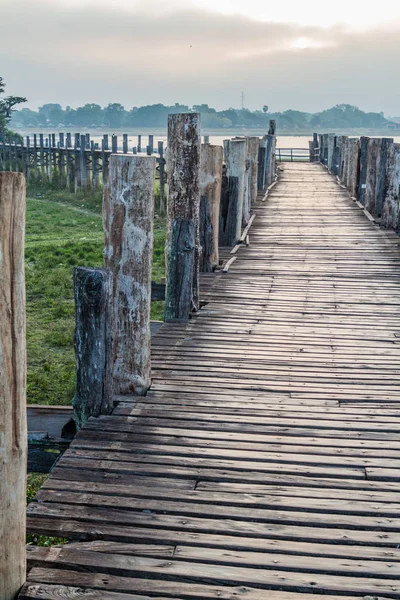 ミャンマー マンダレー近郊のアマラプラのタウンタマン湖に架かるU Bein橋の朝の眺め — ストック写真