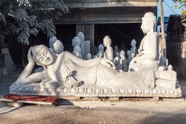 在缅甸曼德勒当地大理石作坊雕刻的佛像 — 图库照片