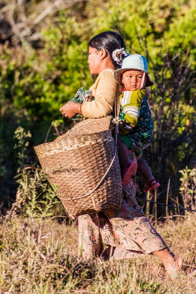 Kalaw Myanmar Noviembre 2016 Niña Del Pueblo Con Bebé Zona — Foto de Stock