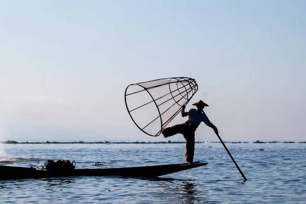 インレー ミャンマー 11月 2016 インレー湖でミャンマーの漁師は 手作りのネットで伝統的な方法で魚をキャッチ — ストック写真