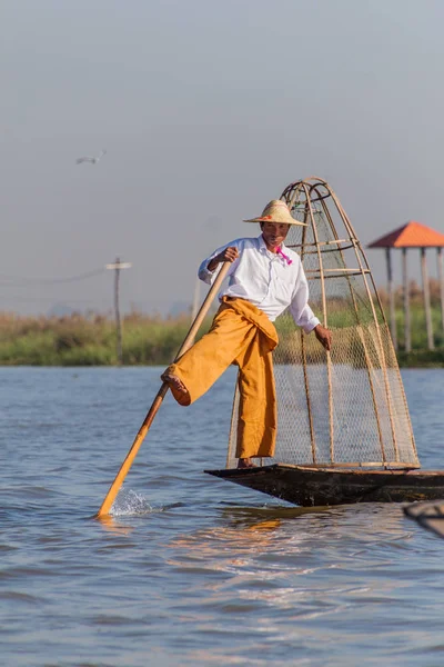 Inle Myanmar Listopad 2016 Místní Rybář Inle Lake Loví Ryby — Stock fotografie