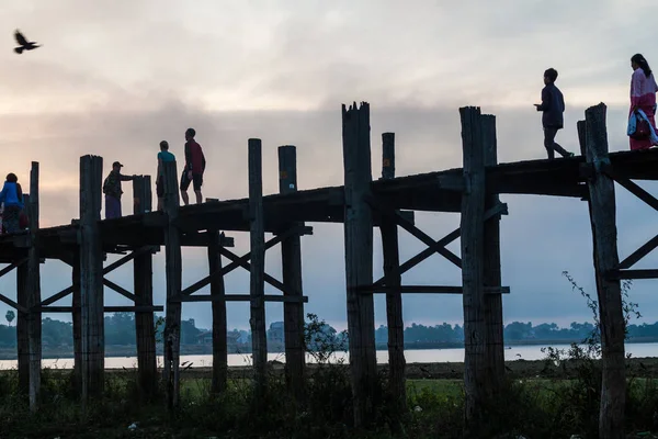 Mandalay Myanmar December 2016 People Crossing Bein Bridge Taungthaman Lake — Stock Photo, Image