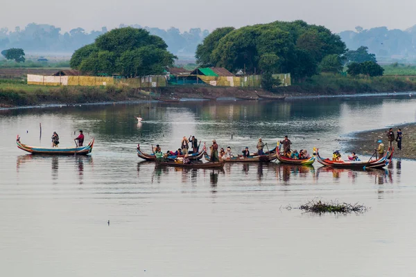 Mandalay Myanmar Diciembre 2016 Barcos Lago Taungthaman Amarapura Cerca Mandalay — Foto de Stock