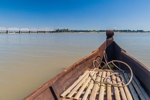 ミャンマー マンダレー近郊のサレグでイラワディ アイヤルワディ 川を渡るボート — ストック写真