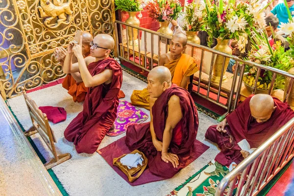 Mandalay Myanmar December 2016 Buddhistiska Munkar Mahamuni Buddha Temple Mandalay — Stockfoto