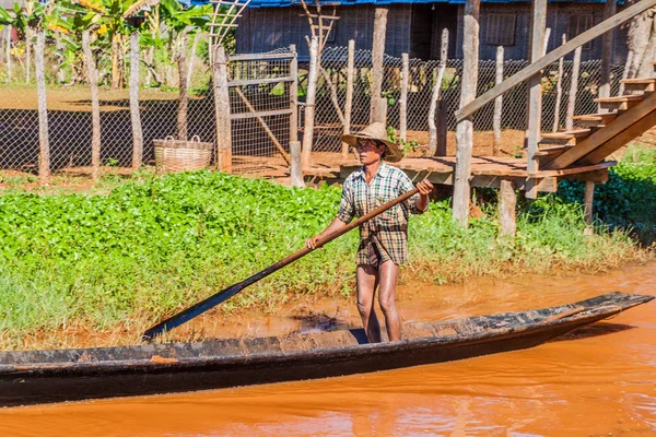 Inle Myanmar November 2016 Einheimischer Auf Einem Boot Der Nähe — Stockfoto