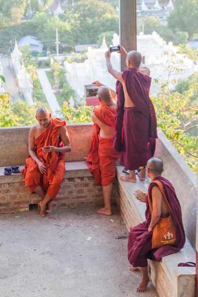 Mandalay Myanmar December 2016 Boeddhistische Monniken Die Stad Observeren Vanaf — Stockfoto
