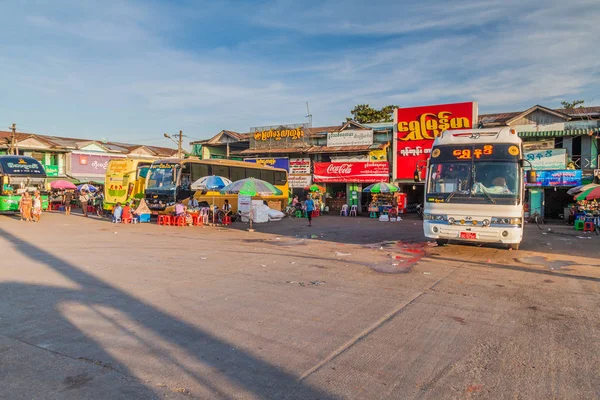 Yangon Myanmar Novembre 2016 Autobus Piccoli Ristoranti Una Stazione Degli — Foto Stock