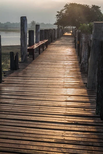 ミャンマー マンダレー近郊のアマラプラのタウンタマン湖に架かるU Bein橋 — ストック写真