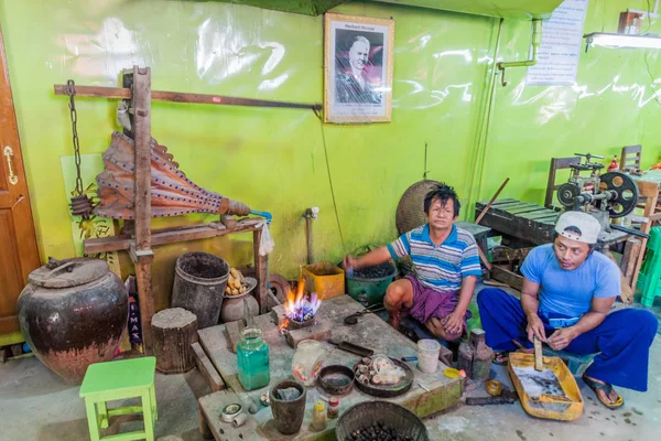 Inle, Myanmar - 28 Kasım 2016: Inle lake, Myanmar'da bir köyde Silversmith atölyesi