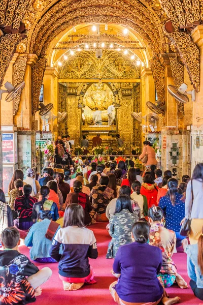 Mandalay Myanmar Dezember 2016 Buddhistische Anhänger Mahamuni Buddha Tempel Mandalay — Stockfoto
