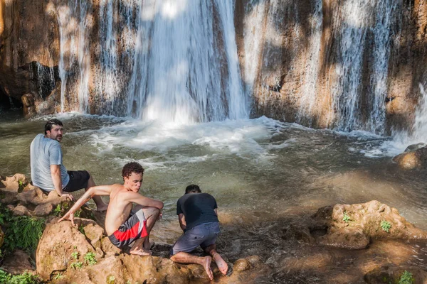 Hsipaw Myanmar Декабря 2016 Туристы Наслаждаются Намтукским Водопадом Рядом Сипау — стоковое фото