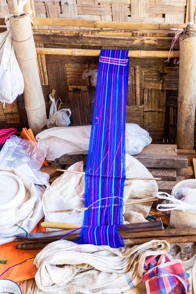 Kalaw ve Inle, Myanmar arasındaki bölgede bir köy evinde basit dokuma tezgahı