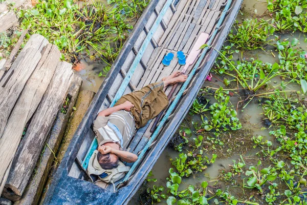 Inle Myanmar Noviembre 2016 Hombre Local Durmiendo Barco Lago Inle —  Fotos de Stock