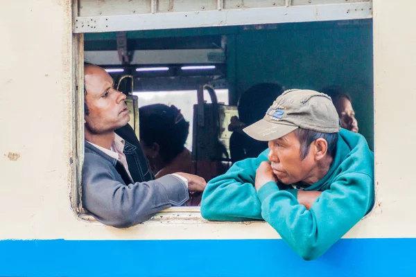 Gokteik Myanmar November 2016 Lokala Män Ett Tåg Nära Gokteik — Stockfoto