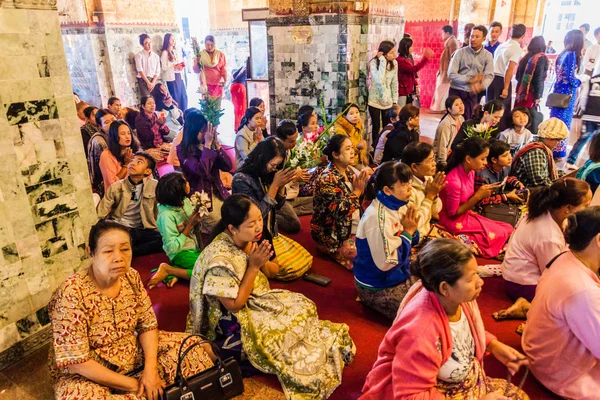 Mandalay Myanmar Grudnia 2016 Wielbiciele Buddyzmu Świątyni Mahamuni Buddy Mandalaj — Zdjęcie stockowe