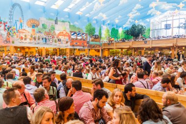 Münih, Almanya - 17 Eylül 2016: Münih'teki Oktoberfest'in Hacker-Pschorr çadırında insanlar bira içiyor