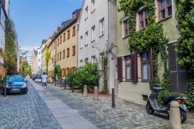 Augsburg, Almanya - 16 Eylül 2016: Augsburg'da dar arnavut kaldırımlı Kirchgasse caddesi