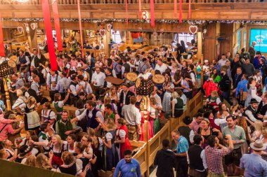 Münih, Almanya - 17 Eylül 2016: Münih'teki Oktoberfest'in çadırlarından birinde insanlar bira içiyor