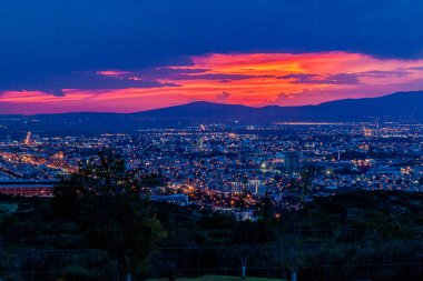 Alacakaranlıkta Queretaro'nun havadan görünümü, Meksika